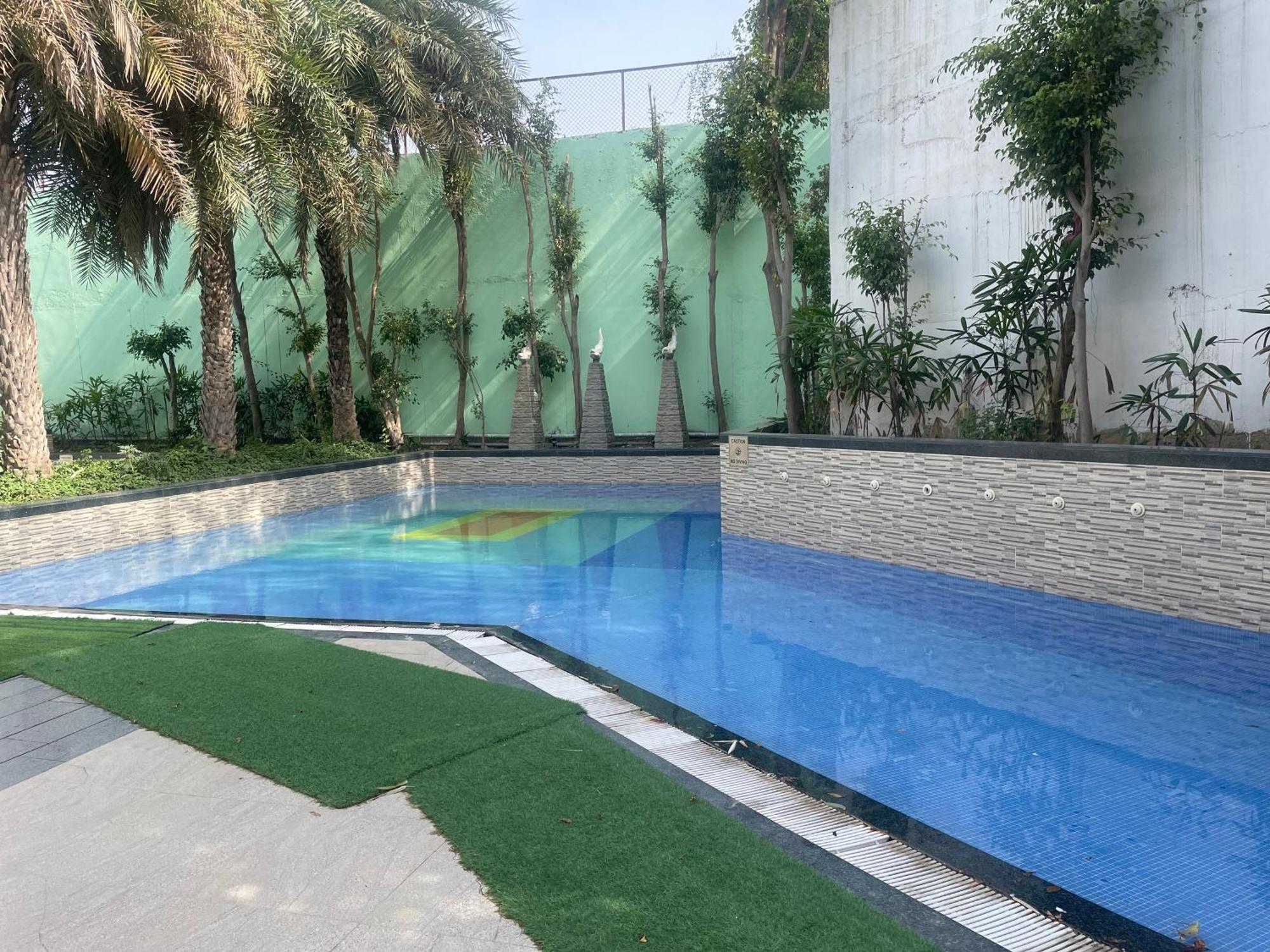 V Retreat Gurgaon Hotel Exterior foto