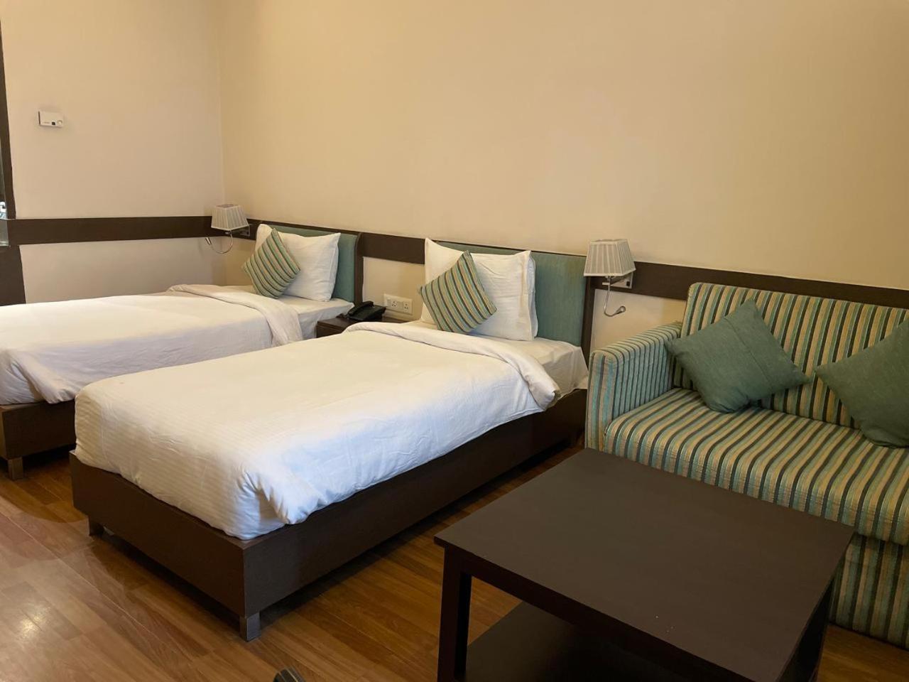 V Retreat Gurgaon Hotel Exterior foto